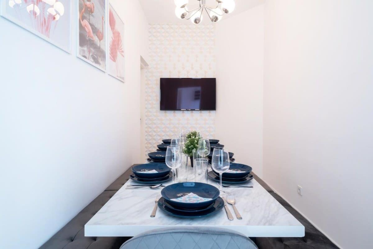 Large Apartment At Perfect Central Location ブダペスト エクステリア 写真