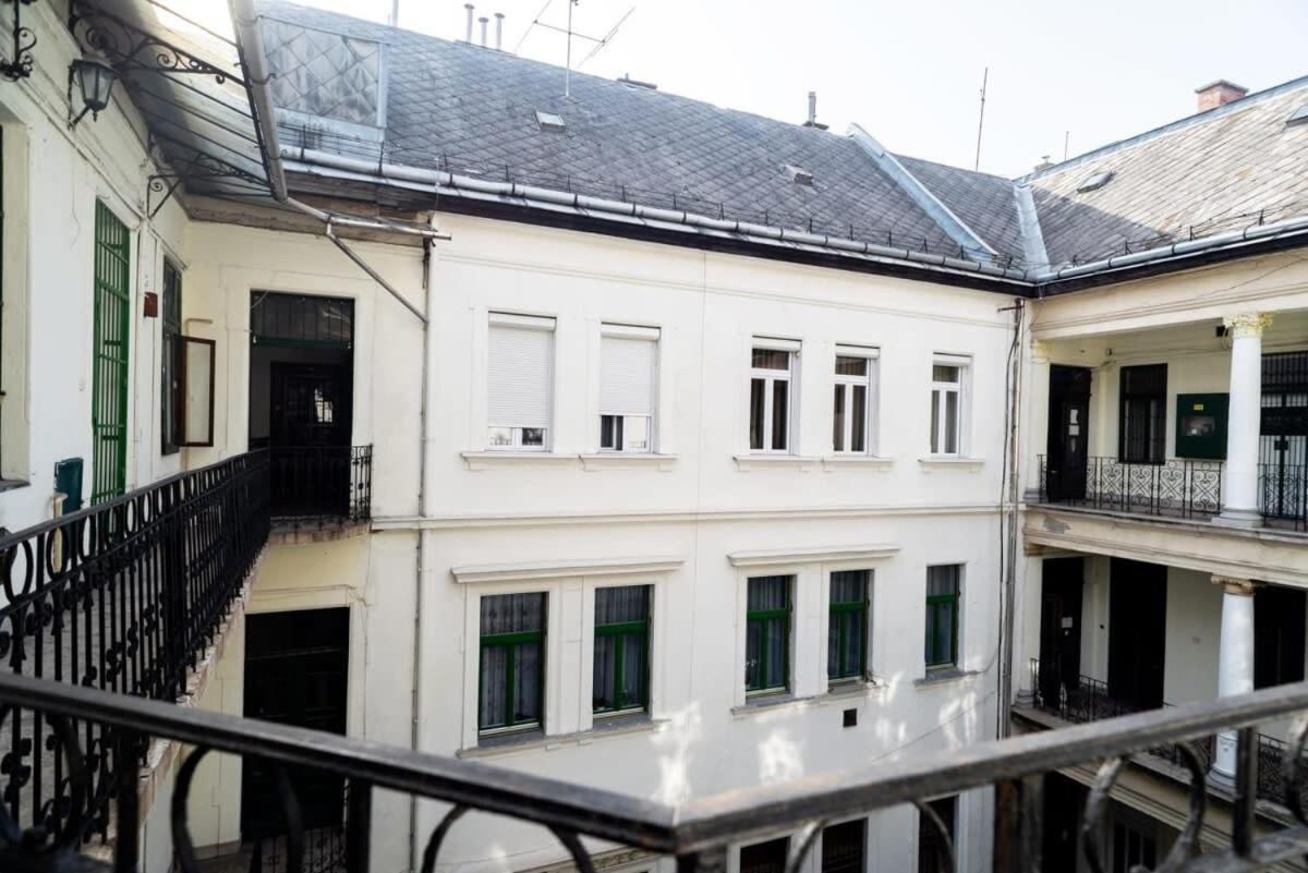 Large Apartment At Perfect Central Location ブダペスト エクステリア 写真