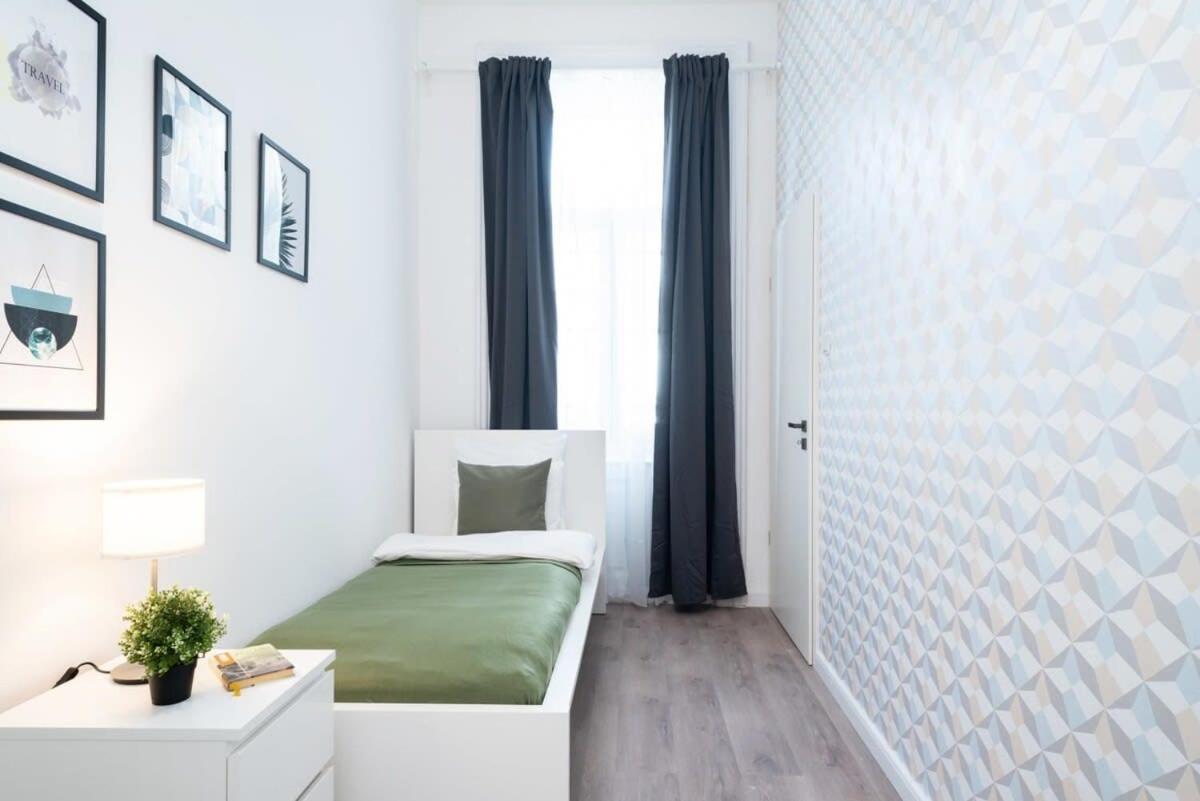 Large Apartment At Perfect Central Location ブダペスト エクステリア 写真